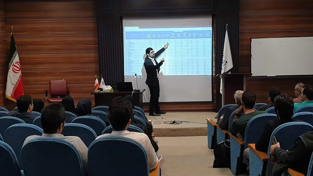 سید حمیدرضا عظیمی در حال تدریس در دوره MBA دانشگاه صنعتی شریف سید حمیدرضا عظیمی در حال تدریس در دوره MBA دانشگاه صنعتی شریف